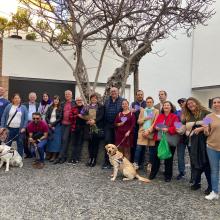 Detrás del Museo Picasso, en el centro de la ciudad de Málaga, hay una pequeña plaza con una higuera en el centro, parte del grupo que participó en la actividad posando con la compañera homenajeada