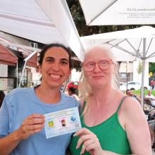 María Gómez y Sonia Rivero con una papeleta de nuestro tradicional Sorteo de Navidad