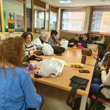 Panorámica del taller "Punto de Encuentro" con las afiliadas de SUPO y las voluntarias de ZOES asociación Barrio Oeste, tejiendo